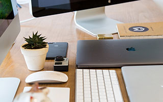 JIUYOU.COM-战术的较量：两位教练在场边互相博弈，战术大师 教练